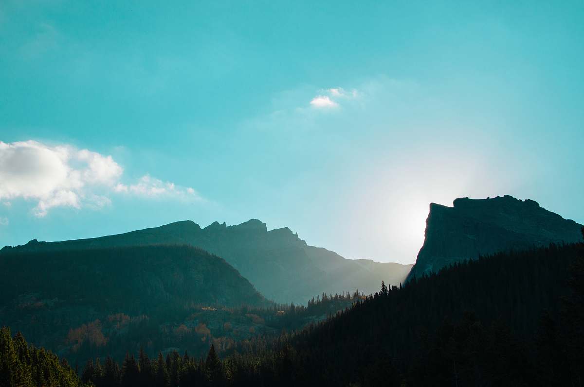 rocky mountain national park green mountains under white cloudy blue daytime sky estes park
